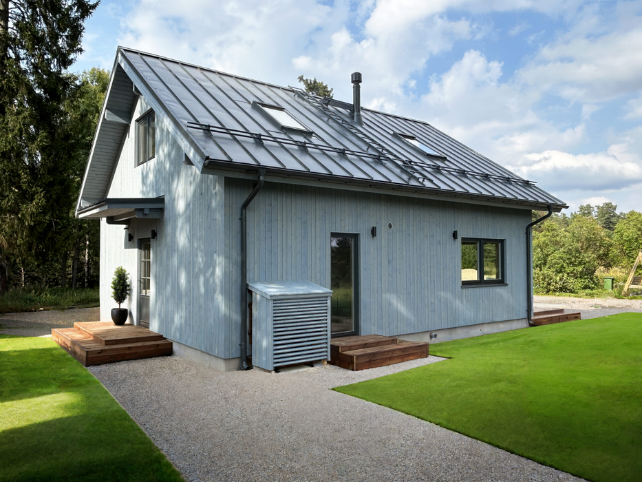Lars two-storey residential log cabin, viewed from the side of the cabin