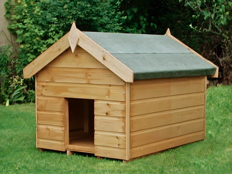 Traditional kennel with small entry hole, viewed from the front/right side. 